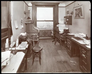 Büro der National Phonograph Co. mit Frau an der Schreibmaschine, New York, 1898